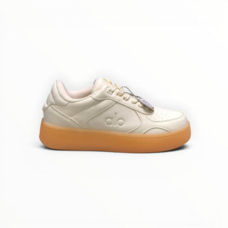 FWSports Shoes Alo Yoga Recovery Mode low-top sneakers in beige with a gum rubber sole and minimalist design.