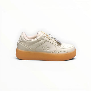 FWSports Shoes Alo Yoga Recovery Mode low-top sneakers in beige with a gum rubber sole and minimalist design.